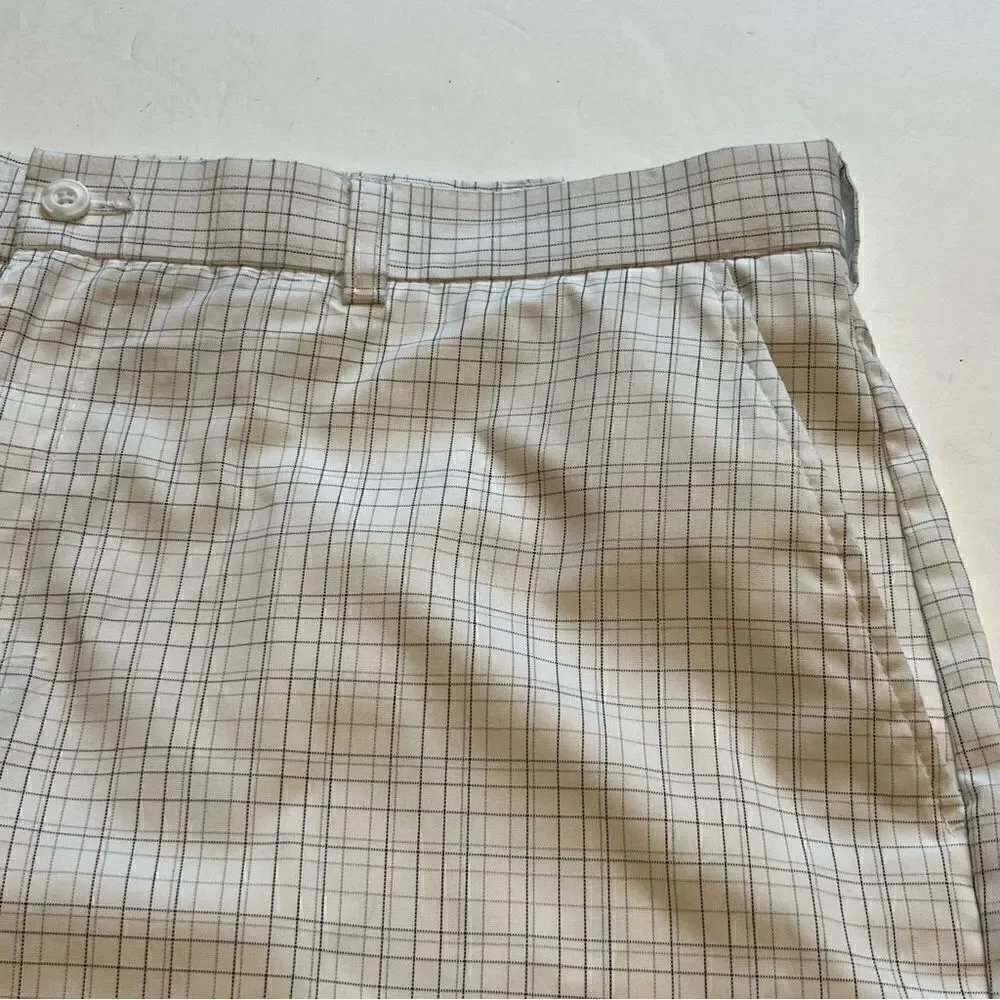 PGA Tour Men's Golf shorts Size 40 White with fine stripes